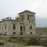 S�, spiriti, perch� sull�edificio aleggiano da decenni storie di fantasmi, di suicidi, di maledizioni. Tanto che da trent�anni a questa parte la costruzione � rimasta abbandonata, ritenuta troppo �spaventosa� per essere abitata. Ma qualche anno fa un architetto di Canosa, ignorando le strane voci, l�ha rilevata (nella foto come appariva la villa prima del restauro)